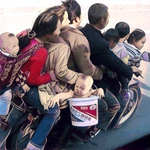 Familia en moto