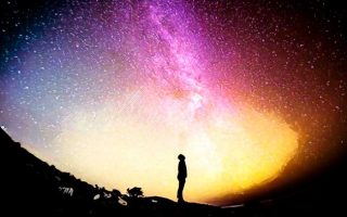 Hómbre mirando a las estrellas